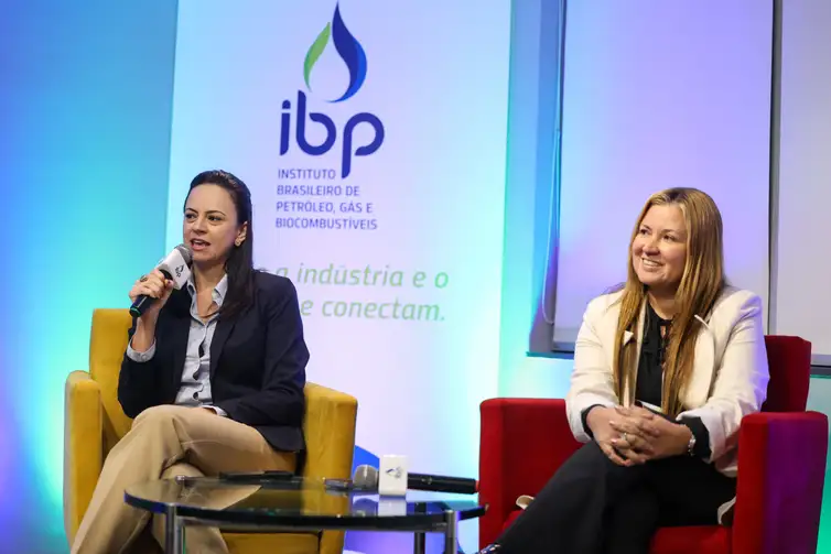 a assessora na anac priscilla vieira e a superintendente adjunta em tecnologia e meio ambiente da anp, auxiliadora nobre durante o fórum ibp – saf brasil 2026