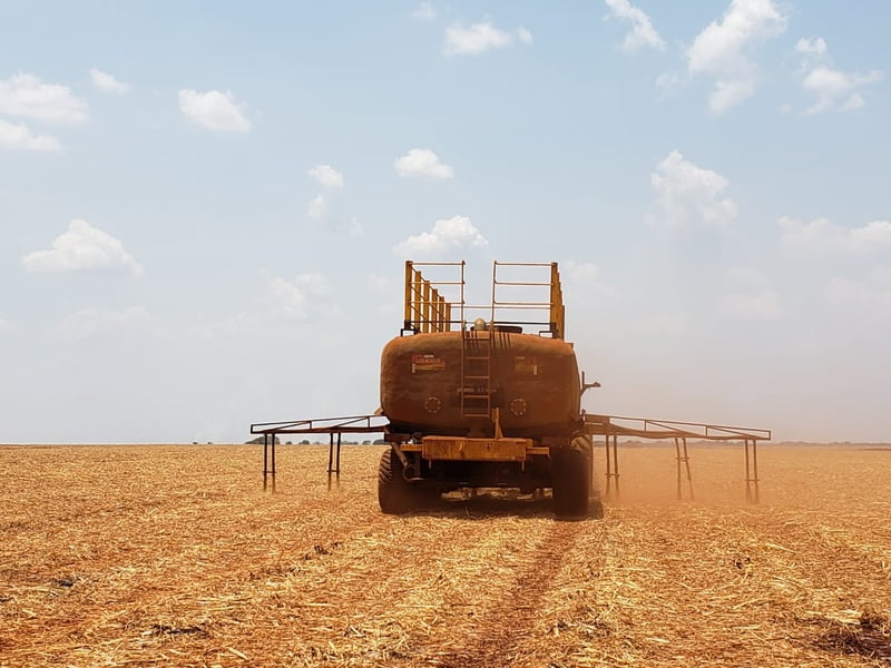 Vinhaça, subproduto do processamento da cana-de-açúcar rico em cloreto de potássio, é aplicada em plantação da BP Bunge Bioenergia, (Foto: Divulgação)