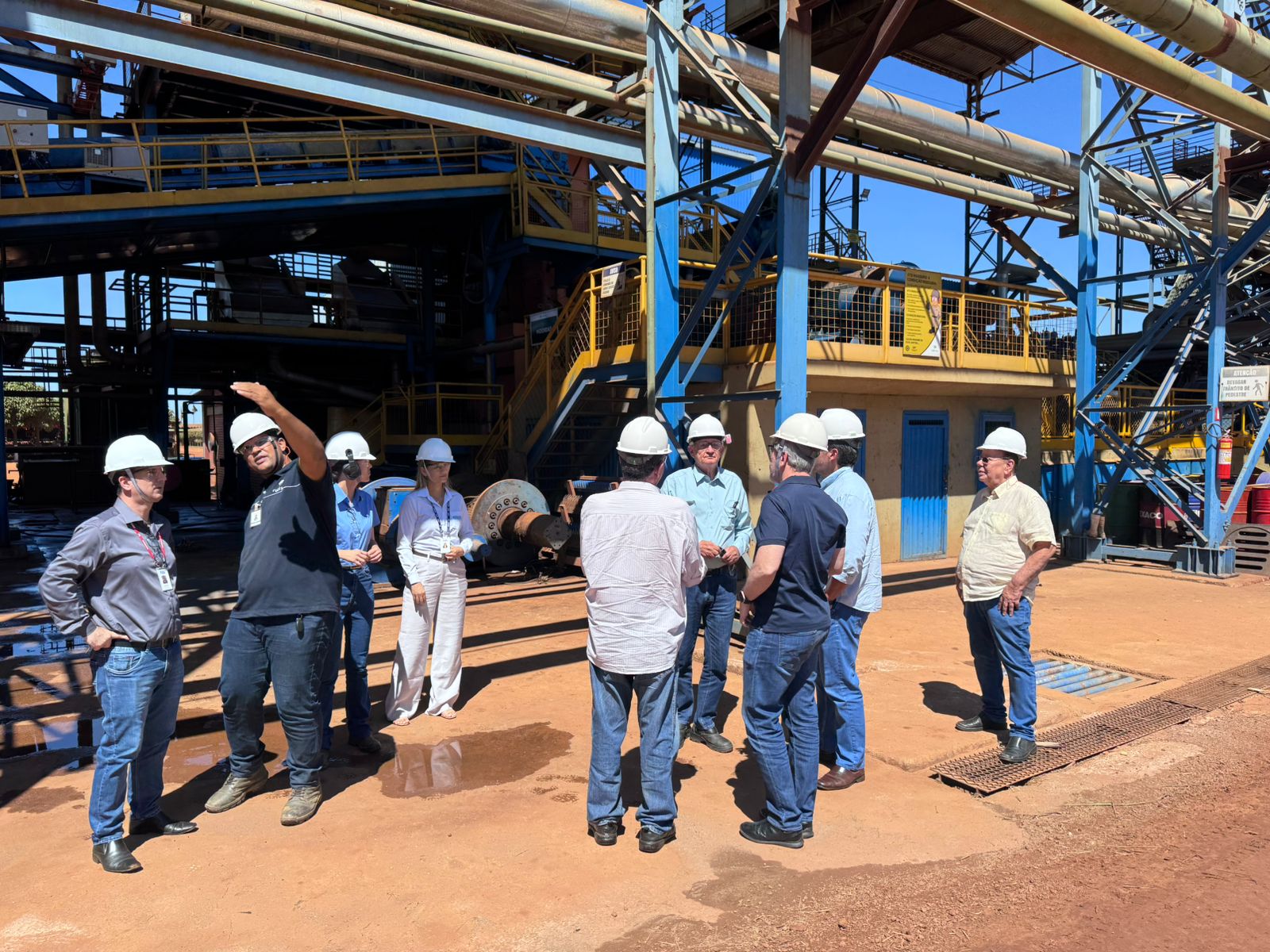 lideranças do setor industrial e bioenergético visitam a unidade da rubi s.a., em uruaçu, reforçando a importância da usina para o desenvolvimento econômico e a geração de empregos no norte de (10)