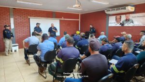 na unidade da rubi s.a., em uruaçu, o inspetor anderson e o soldado matheus, da prf, reforçaram a importância da conscientização e das práticas seguras no trânsito e no dia a dia